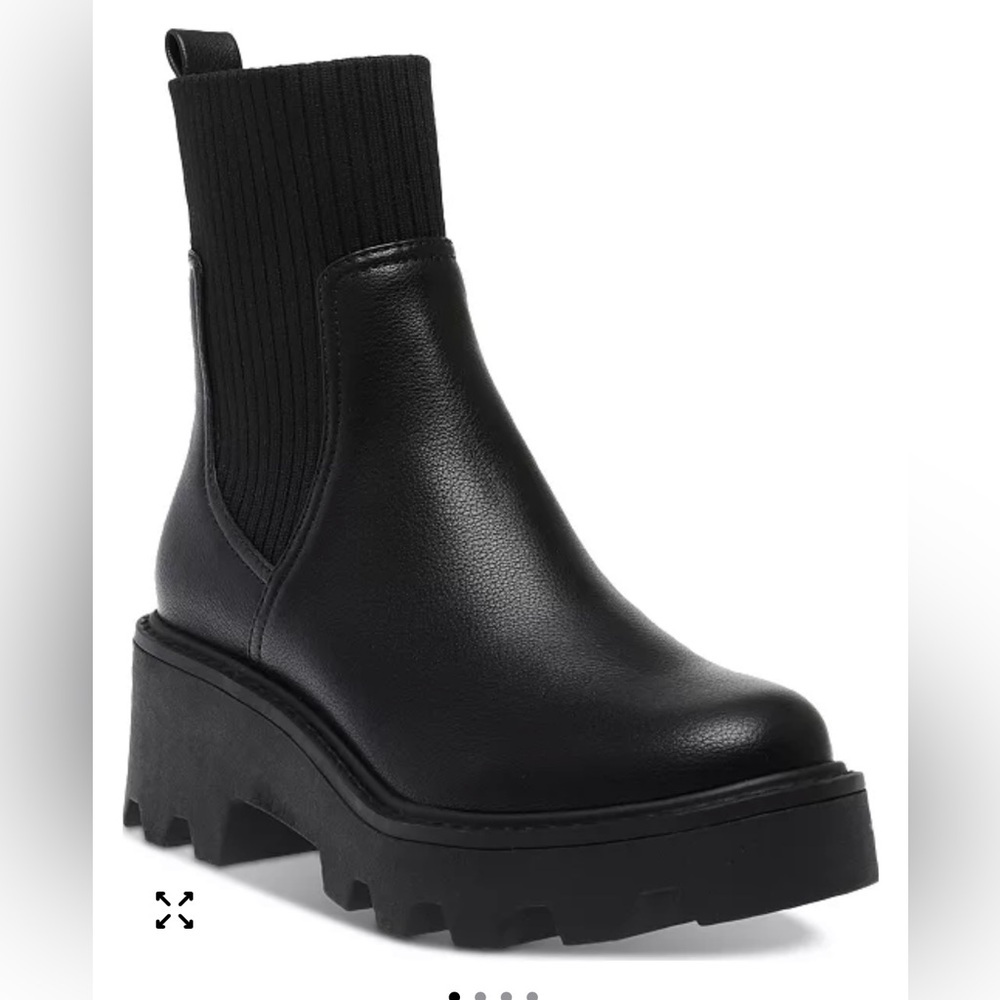 New DV Dolce Vita
Women's Villa Chelsea Lug Sole Booties
